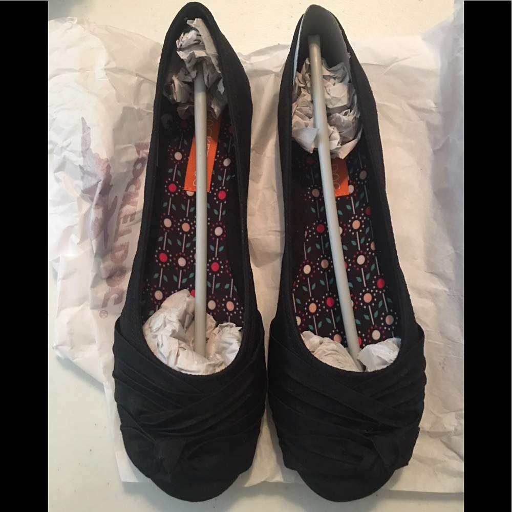 Rocket Dog Memories Thai Silk Black Flat Sz 8